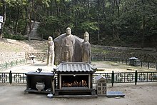 Корея-Кёнджу-Пэкрюлса-Четырехстороннее каменное изображение Будды-01.jpg