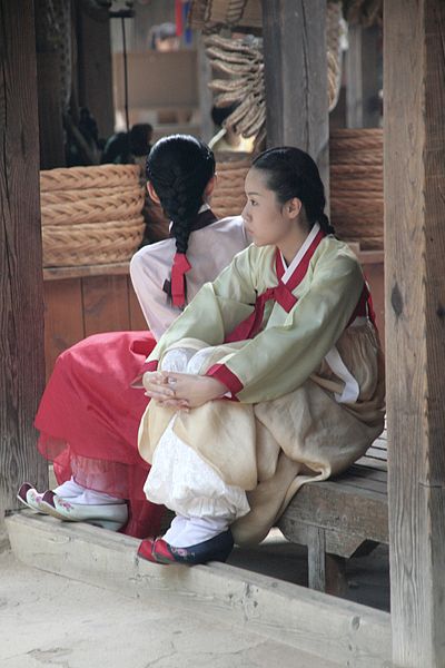 File:Korean Folk Village-Women in hanbok-02.jpg