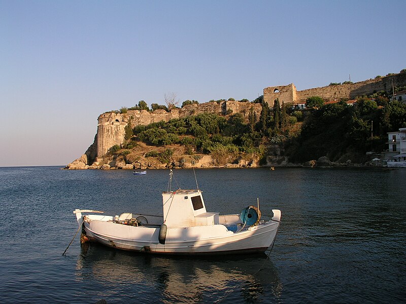File:Koroni - Blick vom Hafen auf die Festung.JPG