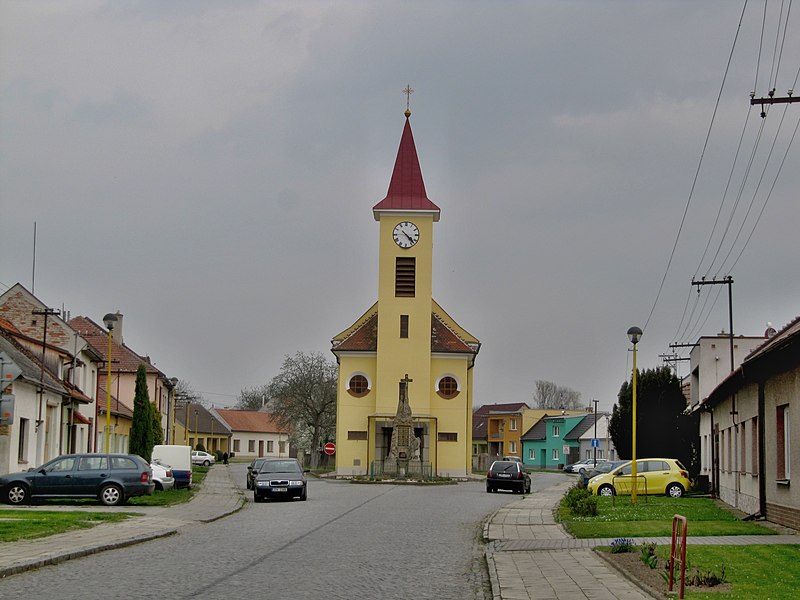 File:Kostelany nad Moravou-náves.jpg