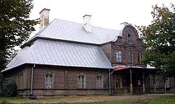 Бароково имение, построено от лиственица през 18 век