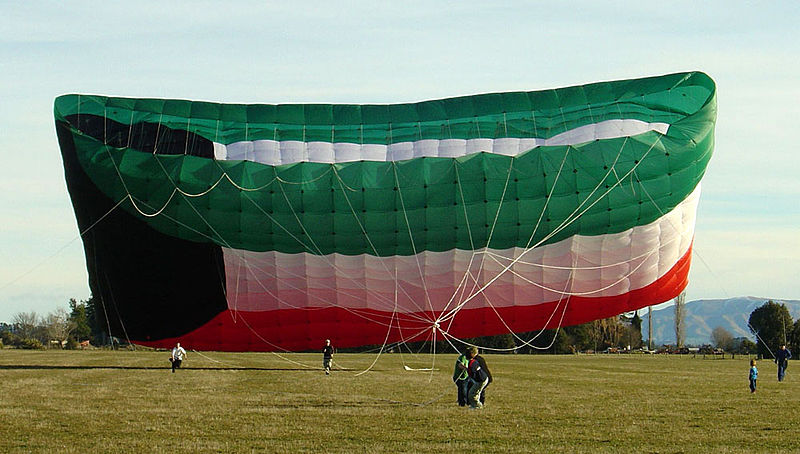 File:Kuwait Flag kite launching, 21 July '04..jpg