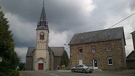La Haie-Traversaine'deki belediye binası ve kilise