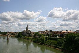 Gezicht op Langon en de Garonne