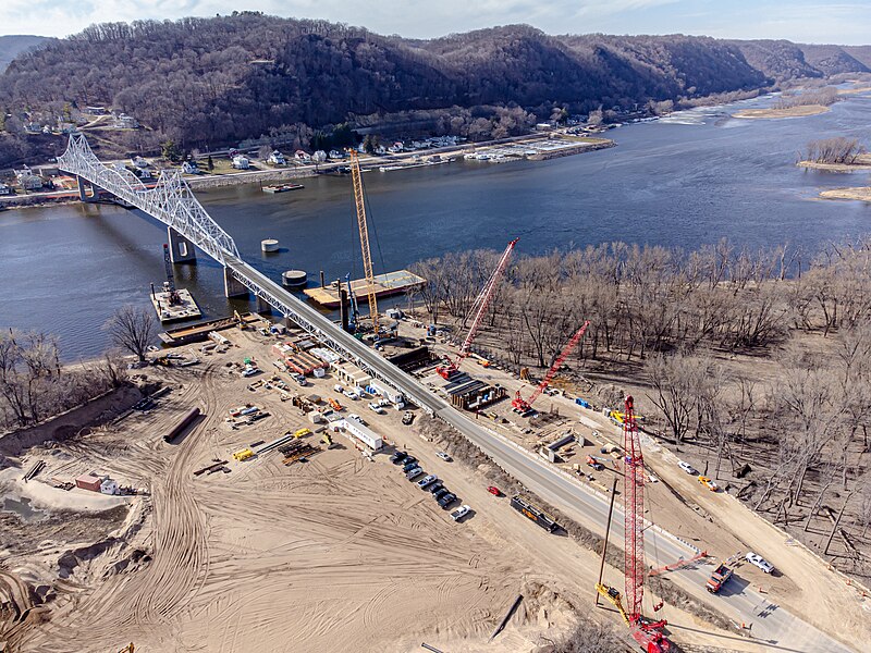 File:Lansing (Black Hawk Bridge) construction and closure.jpg
