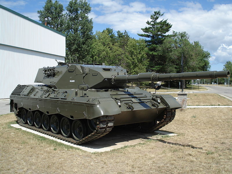 File:Leopard tank cfb borden.JPG