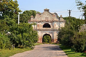 В'їзна арка садиби (18 ст.) – вигляд із вулиці Бондаренка