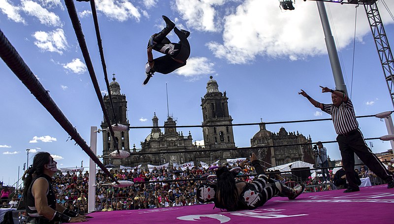 File:Lucha libre in front of the Zocalo (cropped).jpg