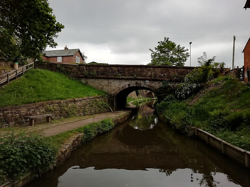 File:Macclesfield Canal, Bridge Number 40 At Windmill Lane.jpg