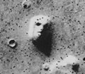 Egy, a Marsról készült műholdfotó, ahol az árnyékok életre keltik a híres marsi arcot