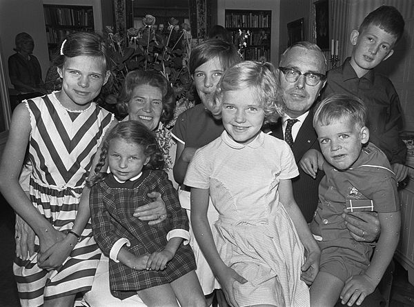 Euwe and wife are celebrating the 40th anniversary of their marriage on 3 August 1966, surrounded by their grandchildren