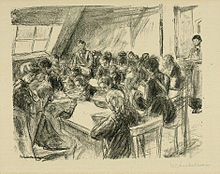Croquis d’enfant attablés dans une pièce mansardée ; deux femmes en longue robe et tablier servent les plats.