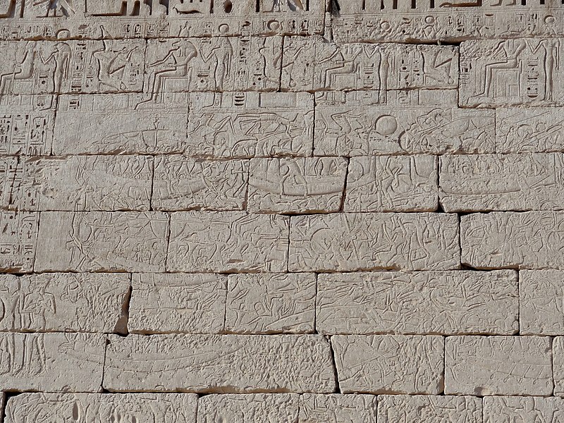 File:Medinet Habu Ramses III. Tempel Nordostwand 41.jpg