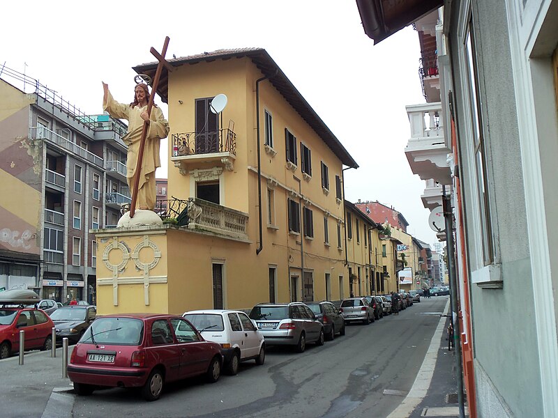 File:Milano - via San Dionigi - statua del Cristo Benedicente.jpg