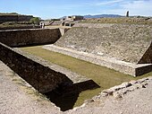 Ruïnes d'una pista de joc de pilota a Monte Albán, Mèxic