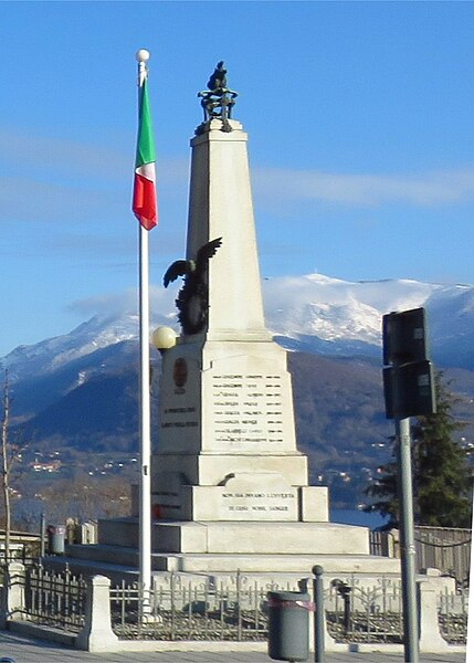 File:Monumento ai Caduti, Alzo, Pella, Italia.jpg