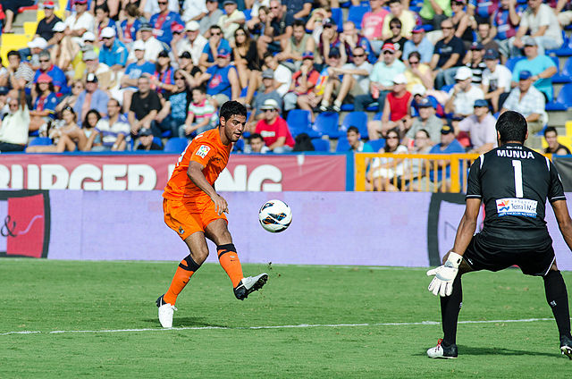 Munúa facing a shot from Real Sociedad's Carlos Vela in 2012