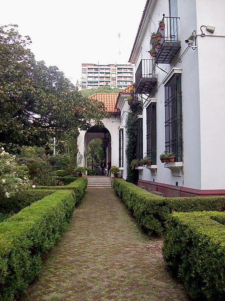 File:Museo de Arte Español Enrique Larreta galería jardín andaluz 3.jpg