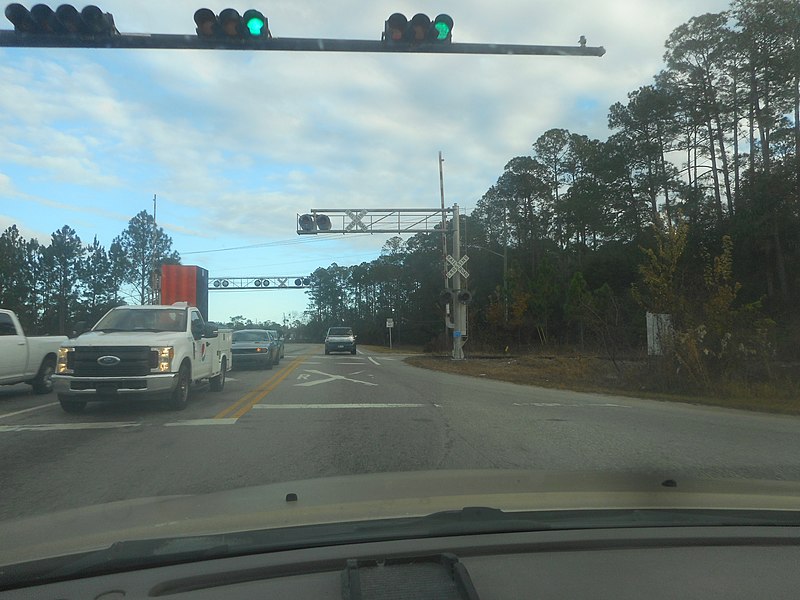 File:NB FL 121 @ CSX Deerhaven Subdivision Xing.jpg