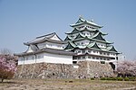 Restos de fundações de pedra em frente a um castelo japonês.