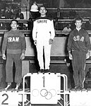 Olympiasieger Bayram Şit (Mitte) bei der Siegerehrung 1952