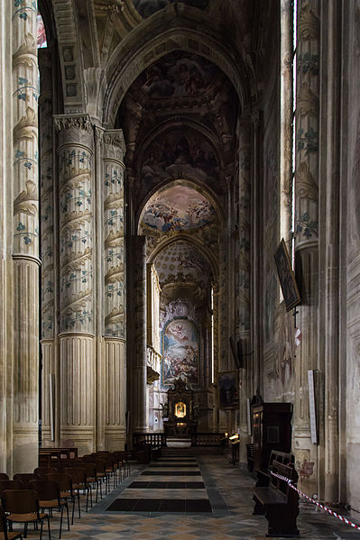 File:Navata destra - Cattedrale di Santa Maria Assunta.jpg