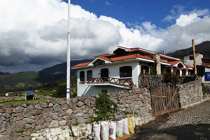 File:Near Otavalo Ecuador 1131.jpg