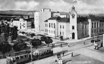 1930. године трамвај, Палата правде а иза је Учитељски дом