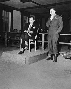 Norbert Frýd (sedící) při soudním procesu s dozorci v Dachau