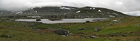 Sjön Nuortap Adtji i högfjällstundrans landskap.