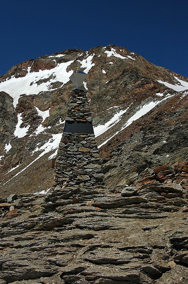 Ötzi-gedenksteen op het Hauslabjoch