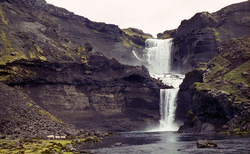 File:Ofaerufoss in the Eldgja crack - panoramio.jpg