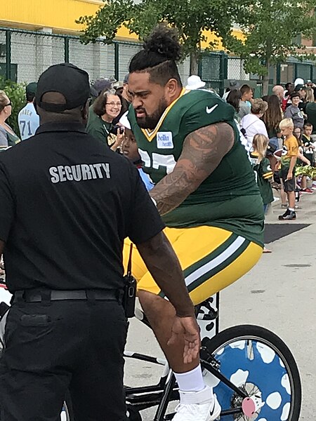 File:Olive Sagapolu 67 Packers training camp 2019.jpg