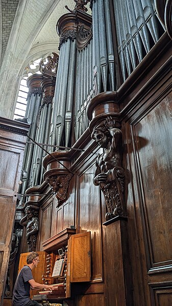 File:Olivier Salandini au grand orgue de la cathédrale d'Orléans.jpg