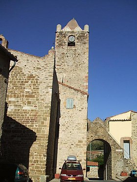 Vista dell'edificio dalla piazza del paese