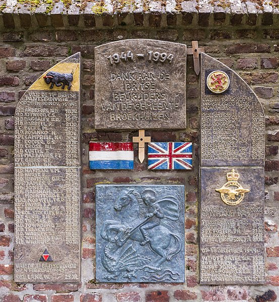 File:Oorlogsmonument in muur van Sint Nicolaaskerk in Broekhuizen (Horst aan de Maas) in provincie Limburg in Nederland 01.jpg