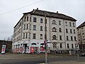 Einzeldenkmal o. g. Sachgesamtheit: Doppelmietshaus in offener Bebauung in Ecklage (siehe auch Sachgesamtheitsdokument - Obj. 09305738, Ostheimstraße 1a, 1b)