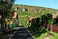 Straßenpartie im Ort mit Blick auf die Grenzplatte