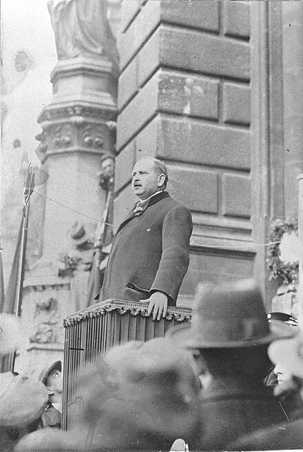 Bauer speaking in front of Vienna's City Hall, 1930.