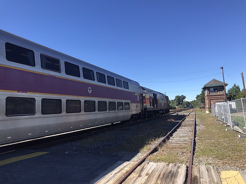 File:Outbound train at Ayer station September 2022 (2).jpg