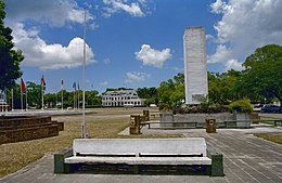 Overzicht met plein met oorlogsmonument - Paramaribo - 20377897 - RCE.jpg