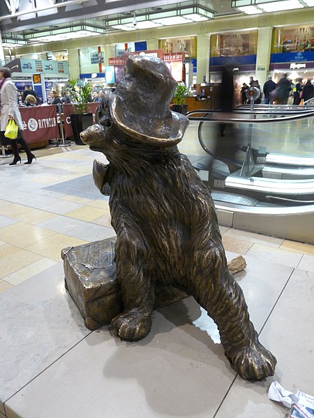 File:Paddington Bear statue, Paddington station in March 2011 02.jpg