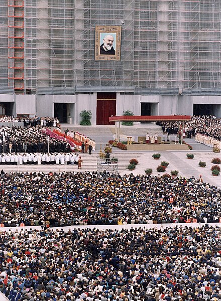 File:Padre pio beatificazione in vaticano.jpg