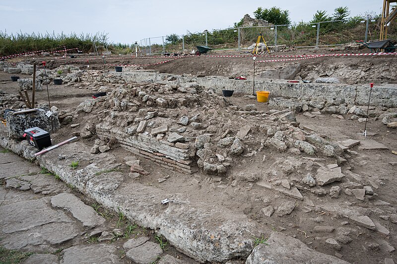 File:Paestum 2021 excavations 3.jpg