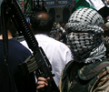 Militante palestino com rifle