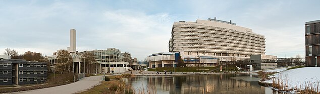 English: Panorama of V57, Cafeteria and the surrounding area on the campus of Stuttgart University, Germany. Deutsch: Panorama über Gebäude V57, Mensa/Cafeteria und Umgebung auf dem vaihinger Campus der Universität Stuttgart.