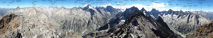 Panorama depuis la Grande aiguille de la Bérarde sur la plupart des principaux sommets du massif.