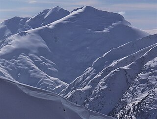 <span class="mw-page-title-main">Parapet Peak (Garibaldi Provincial Park)</span> Mountain in the country of Canada