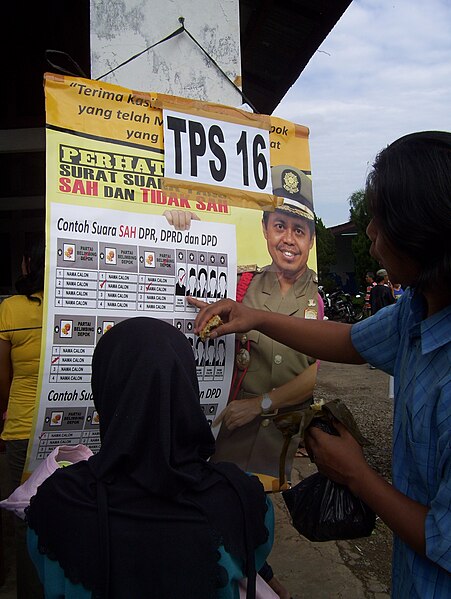 File:People gather around how-to-pick poster.JPG