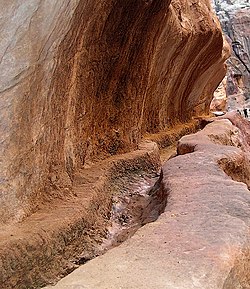 250px-Petra.aqueduct